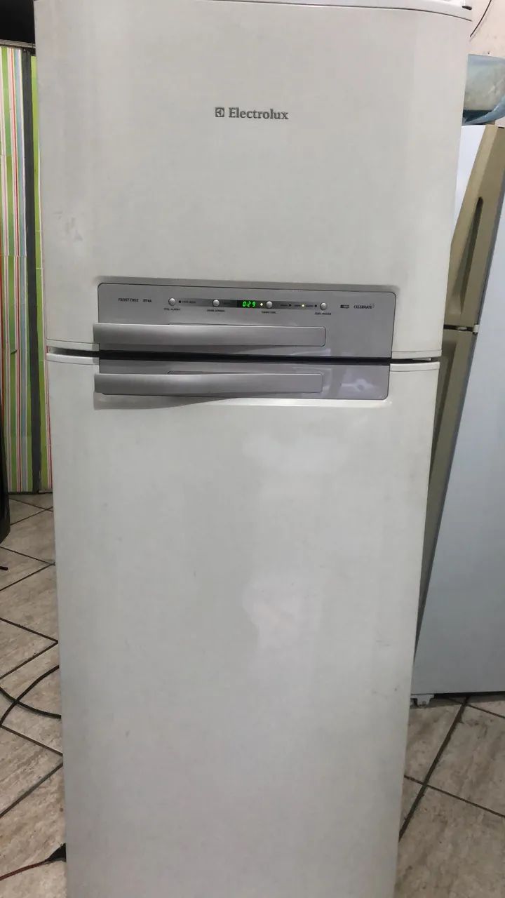 Geladeira Electrolux DF47 Celebrate 