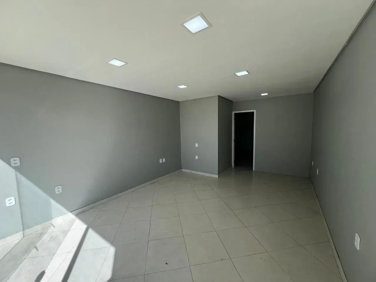 Linda loja com mezanino, 77m2, divisórias, Quintas do Lago. - Foto 2