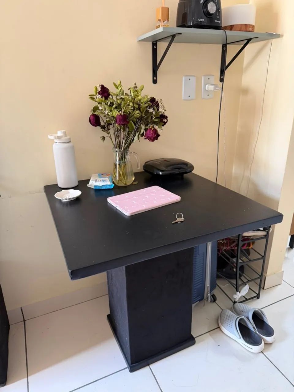Vende-se mesa de mdf com três puffs 