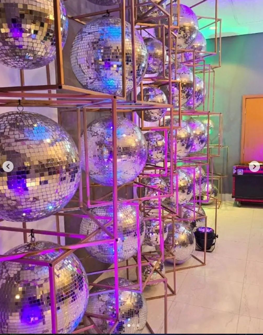 Decoração Com Globo Espelhado E Estrutura Quadrada 