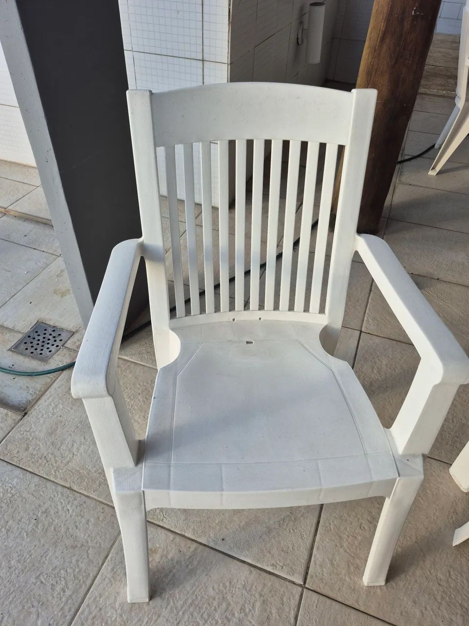 4 poltronas e 1mesa redonda. RESISTENTE. Ideal  area externa. R$ 500,00