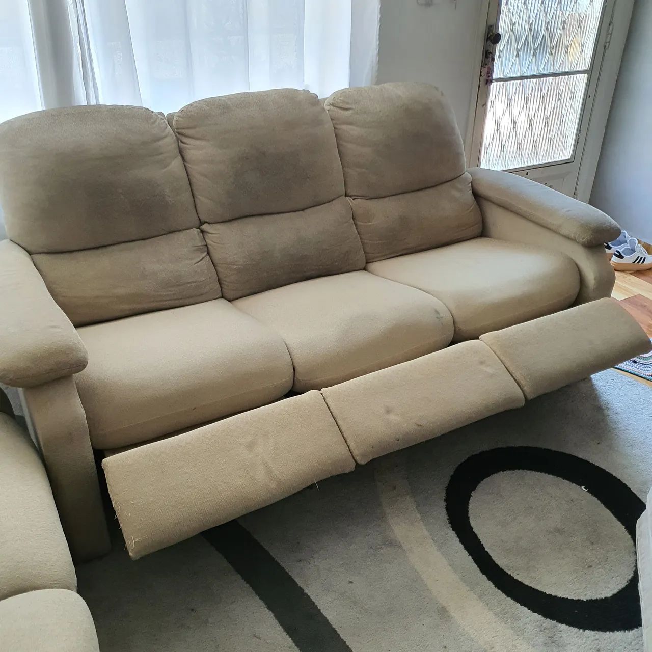 Vendendo Sofás 2 e 3 lugares reclináveis URGENTE - Foto 3