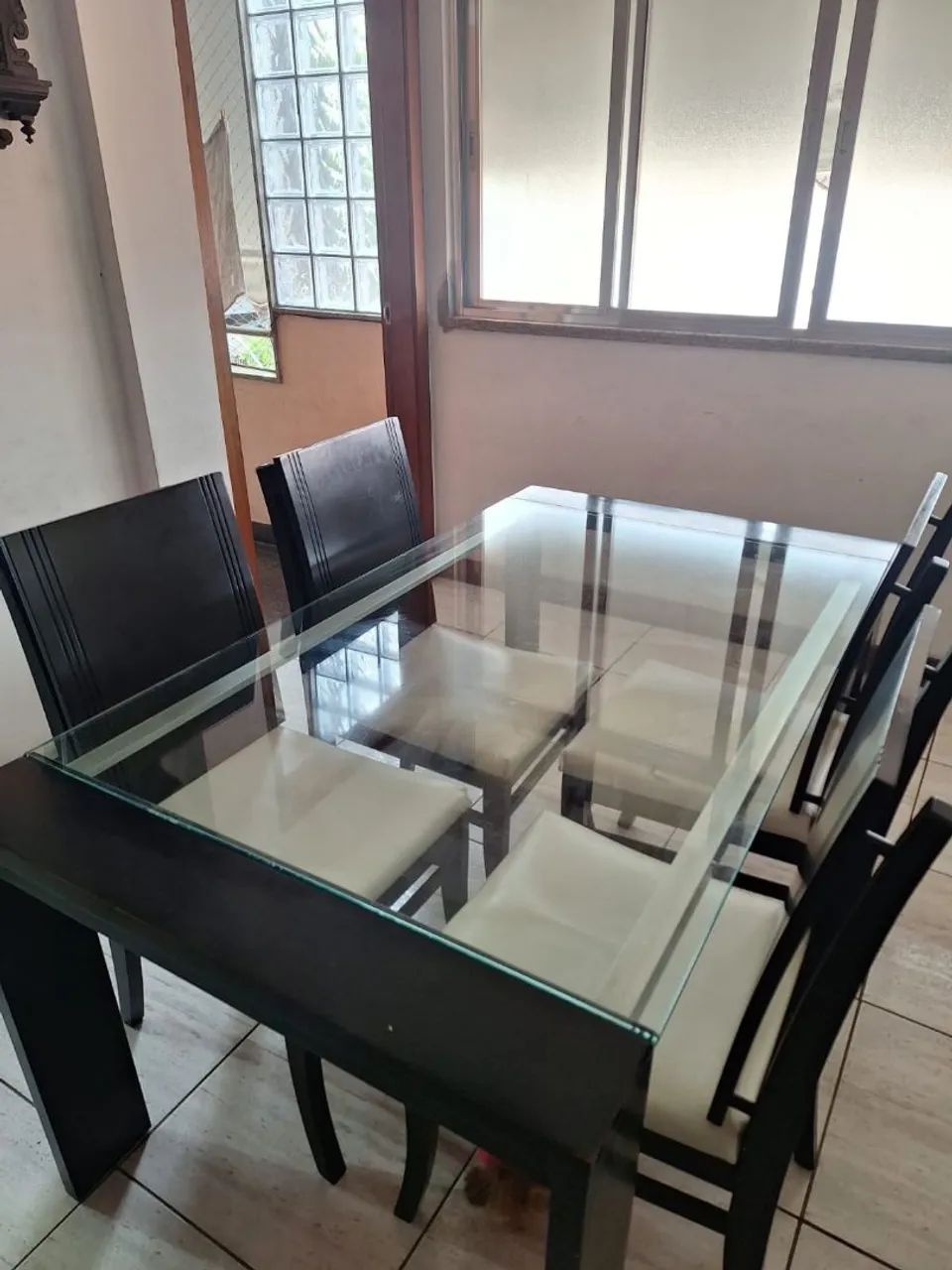 Mesa com tampo de vidro e 4 cadeiras 
