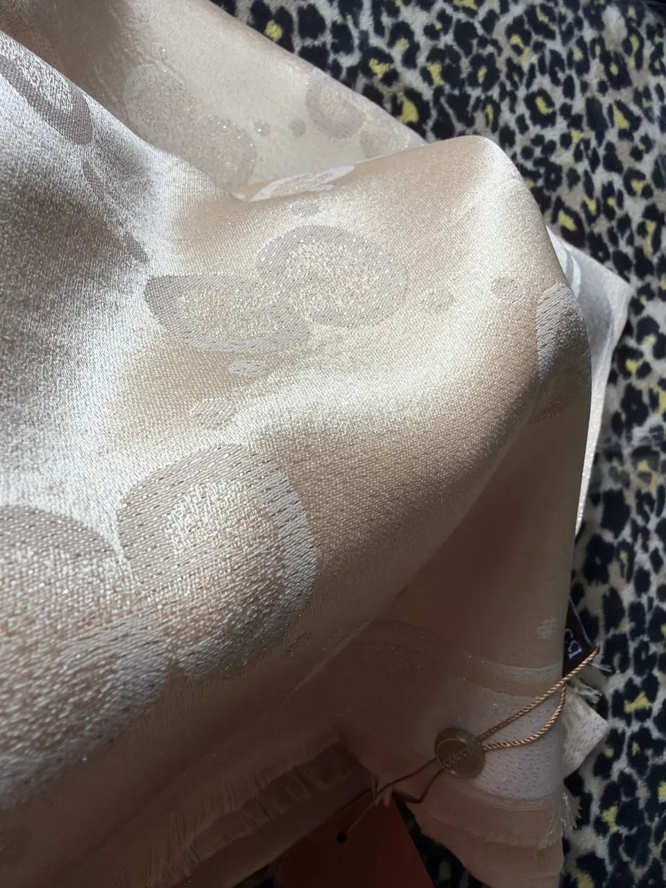 Echarpe Gucci dourada luxo - Foto 4