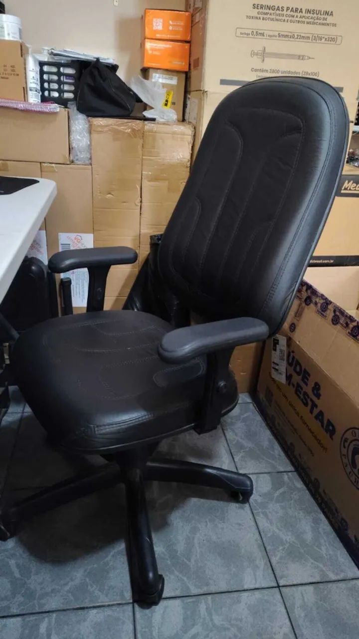 Cadeira de escritório giratória preta com braços - Foto 2