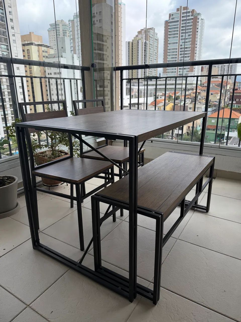 Mesa de jantar com cadeiras e banco estilo industrial - Foto 2