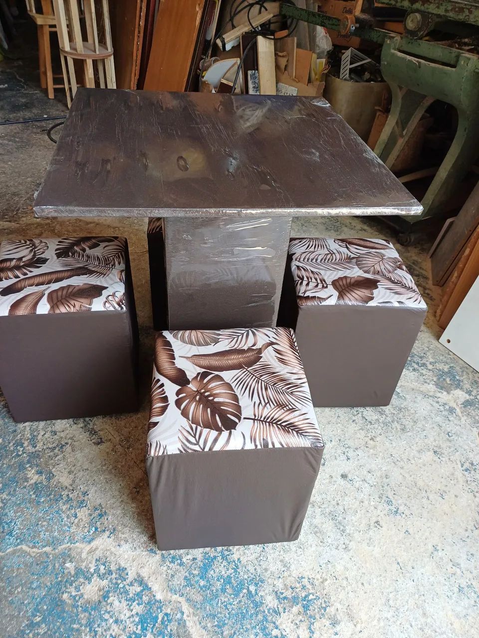 Mesa com puffs  - Foto 4