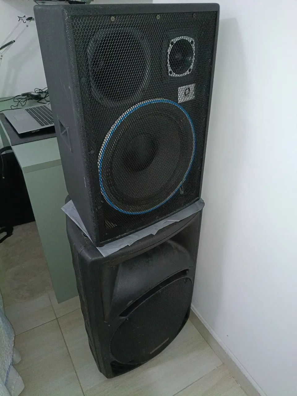 Duas caixas amplificada 
