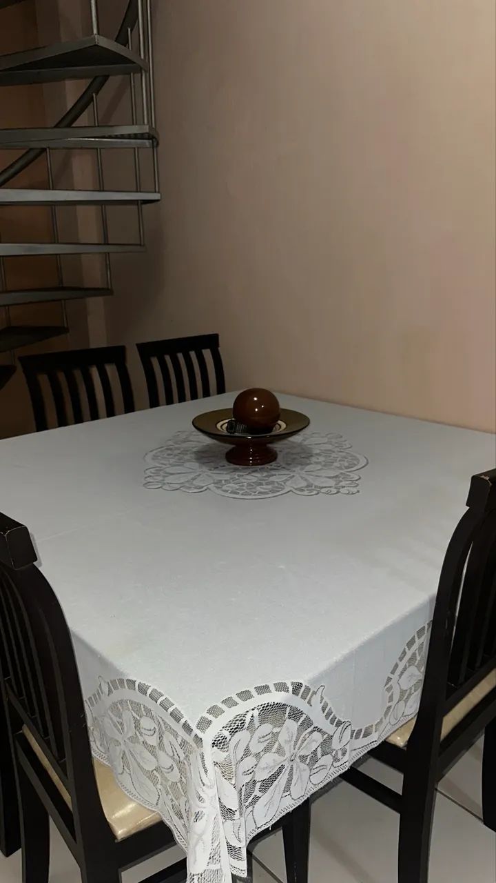 Mesa com madeira maciça (Jacauna) e vidro(bisotado) com 8 cadeiras  - Foto 3