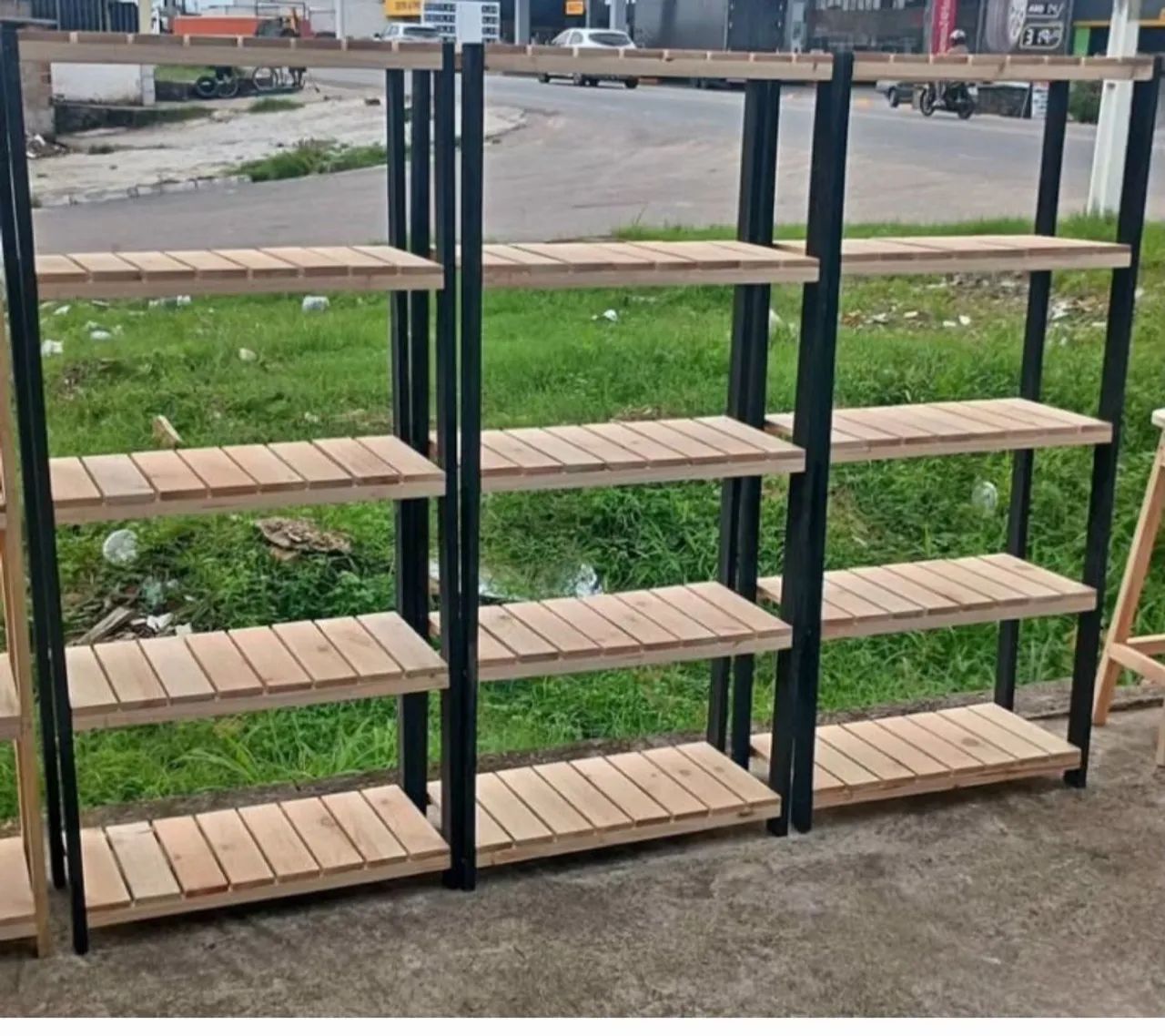 Pratileiras $220. Medindo 1.50X70 