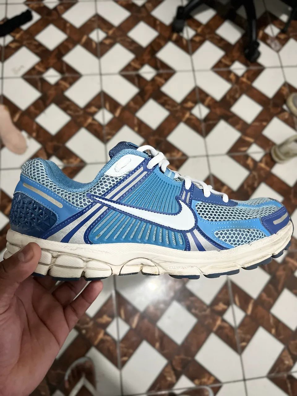 Tênis Nike Vomero 5 TAM 40