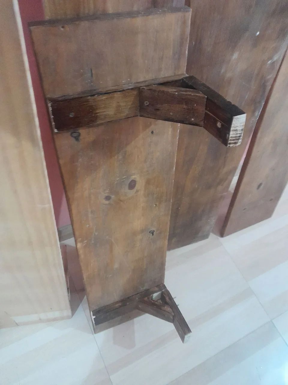 Prateleiras de pinos rusticas