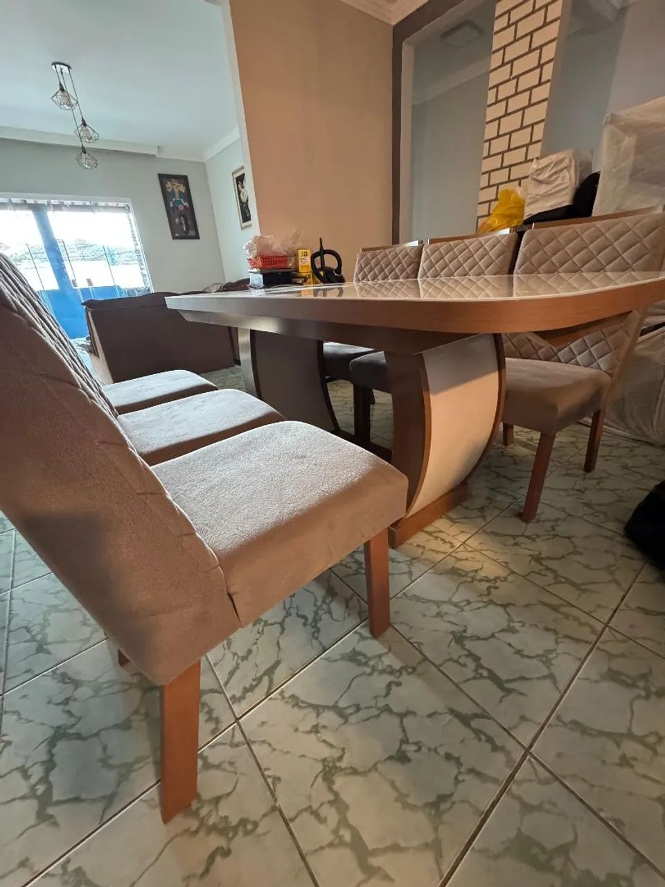 Vendo mesa com tampo de vidro 06 lugares com cadeiras almofadadas. - Foto 4