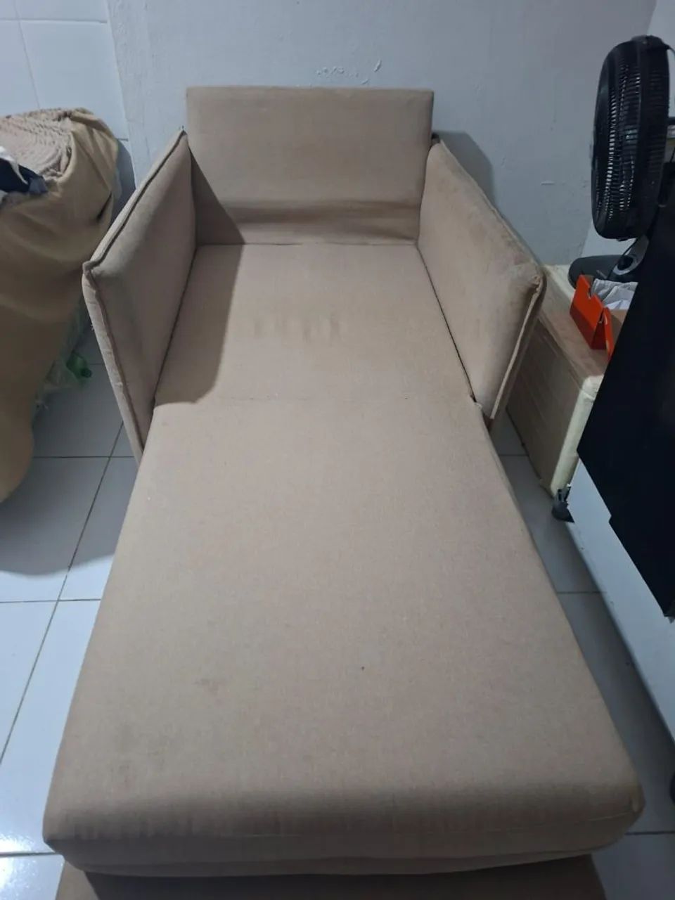 Vende-se um sofá cama so está precisando de uma lavagem 