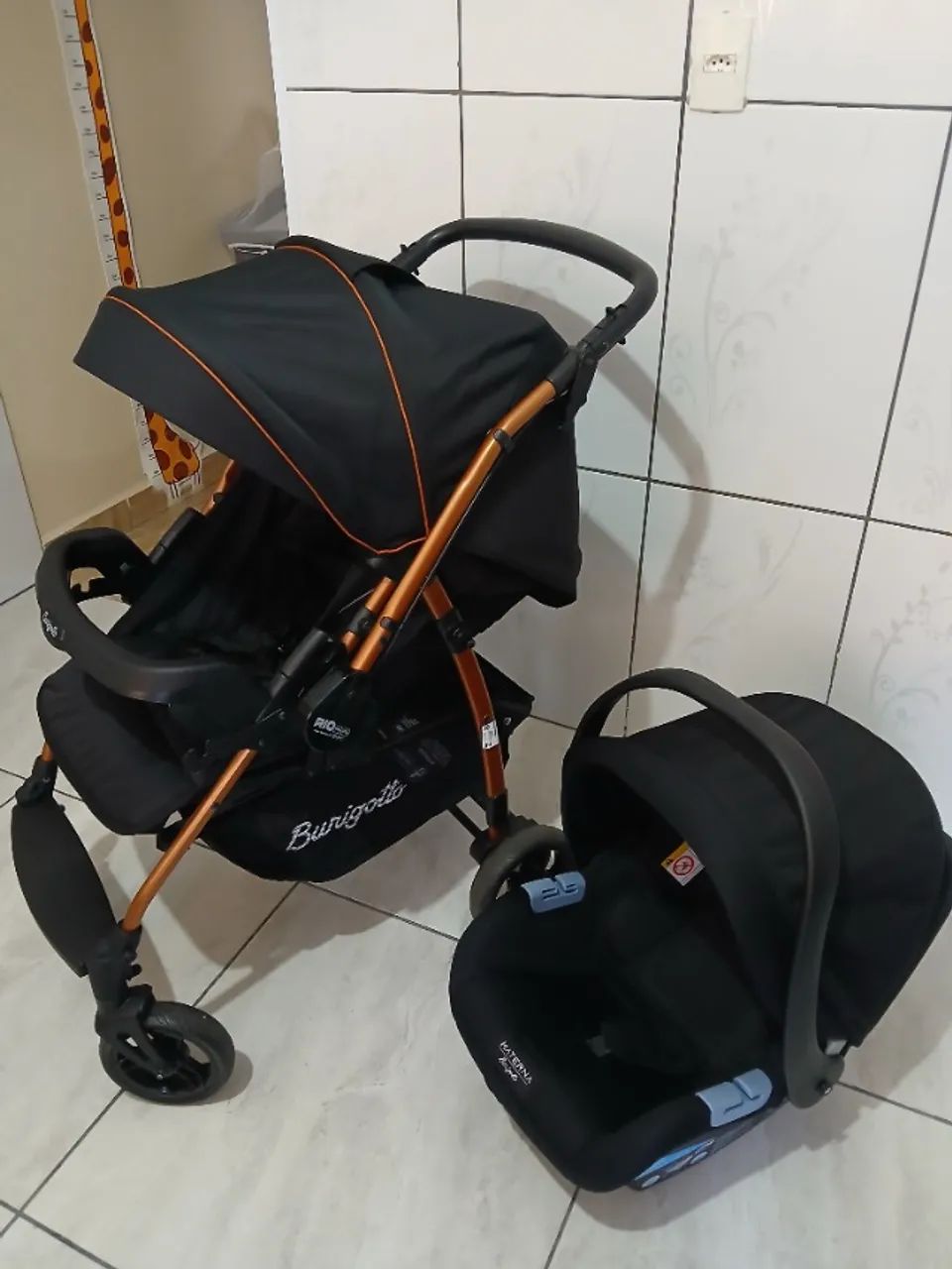 Carrinho de bebê com bebê conforto  - Foto 3