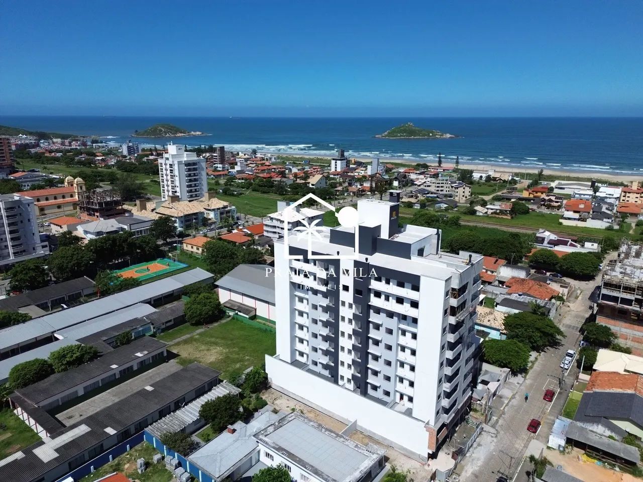 Apartamento com Móveis Sob Medida e a 450 Metros da Praia da Vila