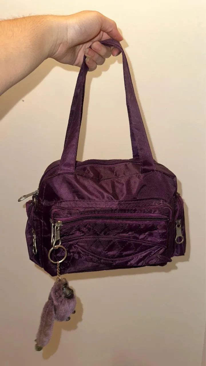 Bolsa feminina roxa acolchoada 