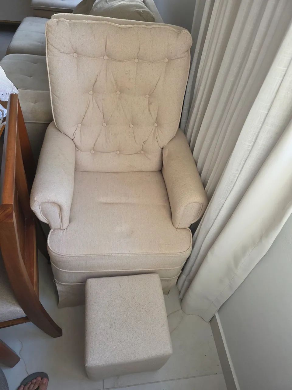 Vendo poltrona de amamentação com balanço acompanha puff - Foto 2