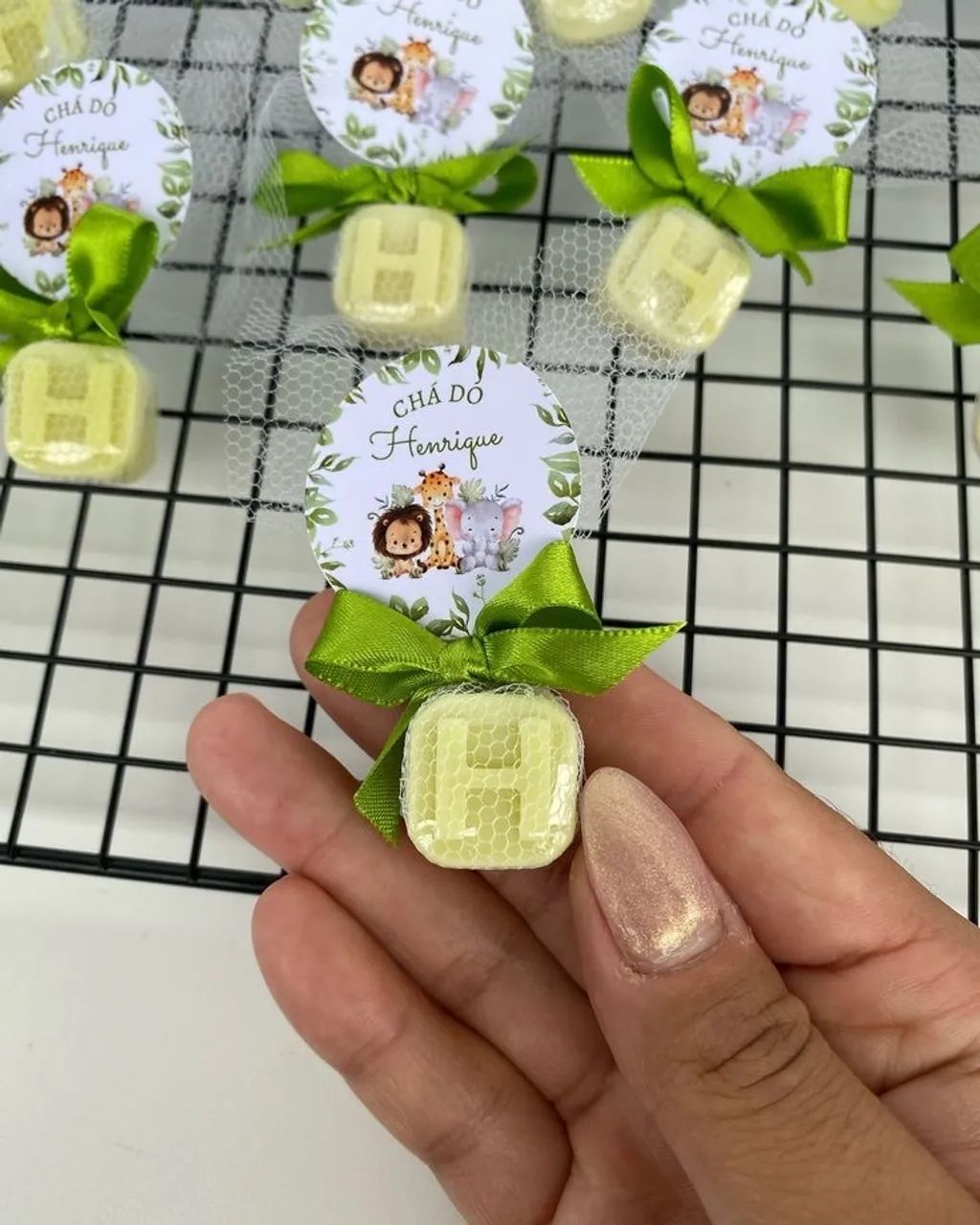 Lembrancinha maternidade datas comemorativas velas perfumadas com tag e tule - Foto 5