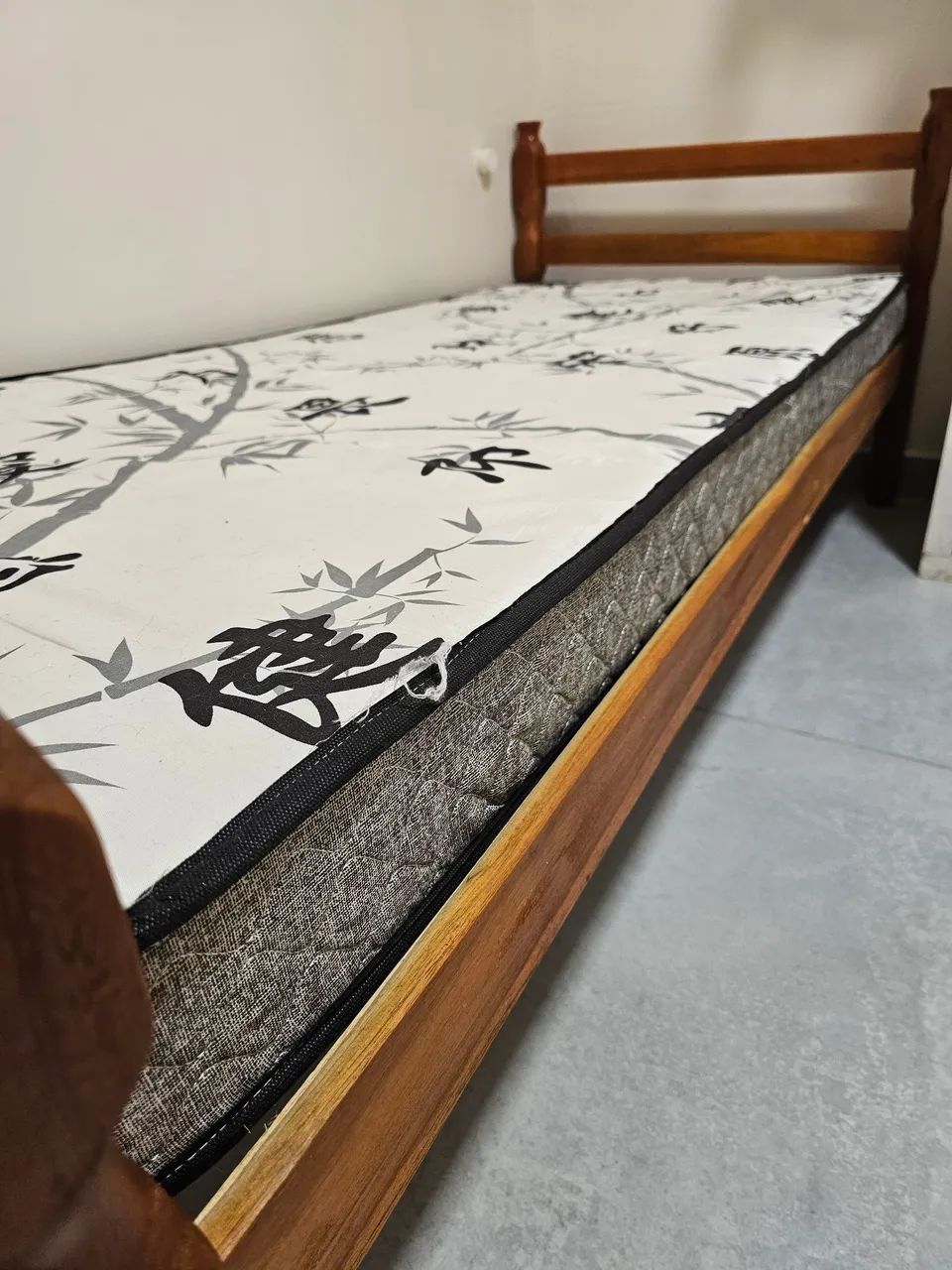 Cama de solteiro em madeira e colchão  - Foto 4
