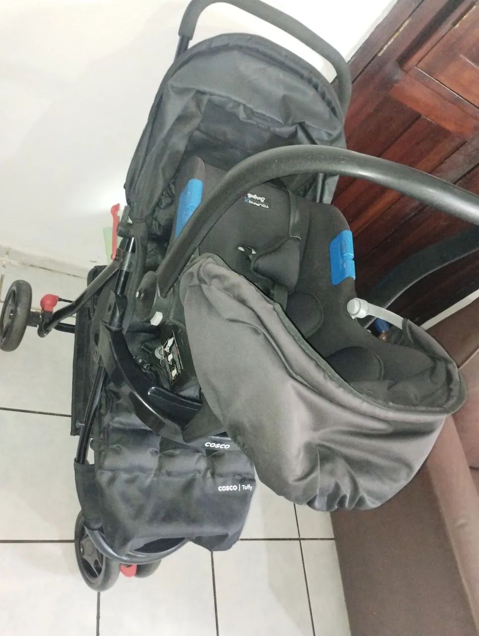 Carrinho de bebê com bebê conforto  - Foto 4