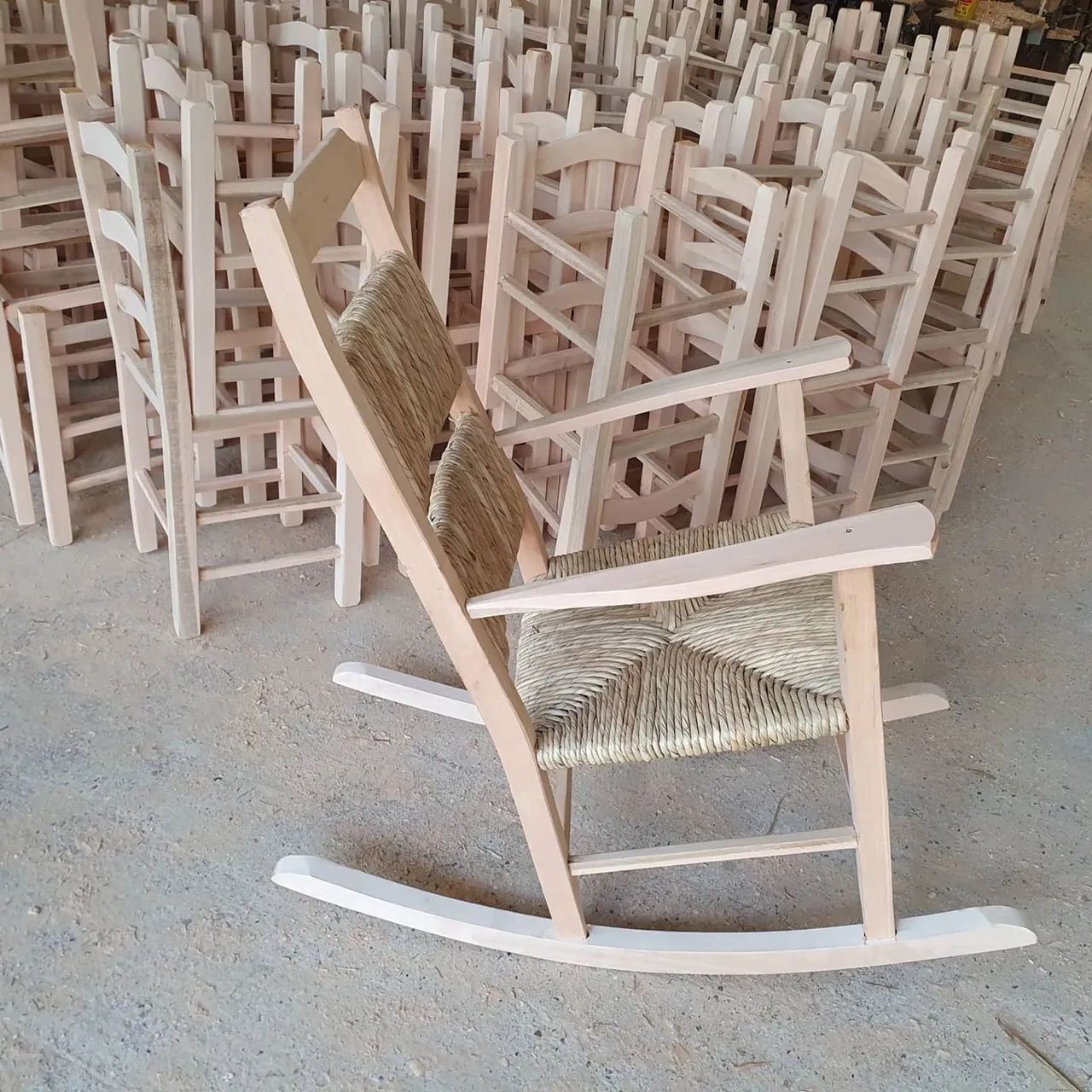 Cadeira de balanço em palha natural 
