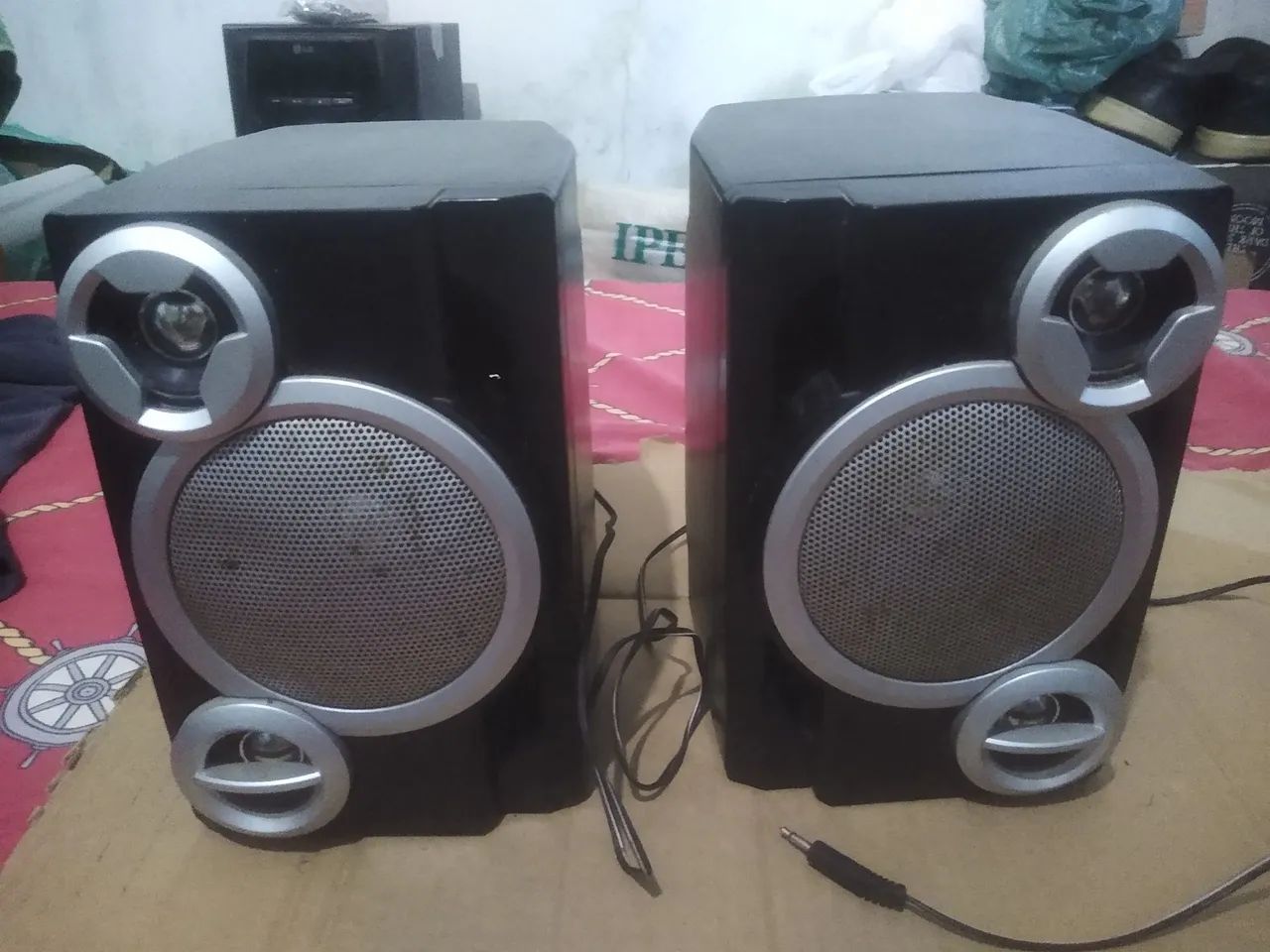 Caixas acústicas funcionando 