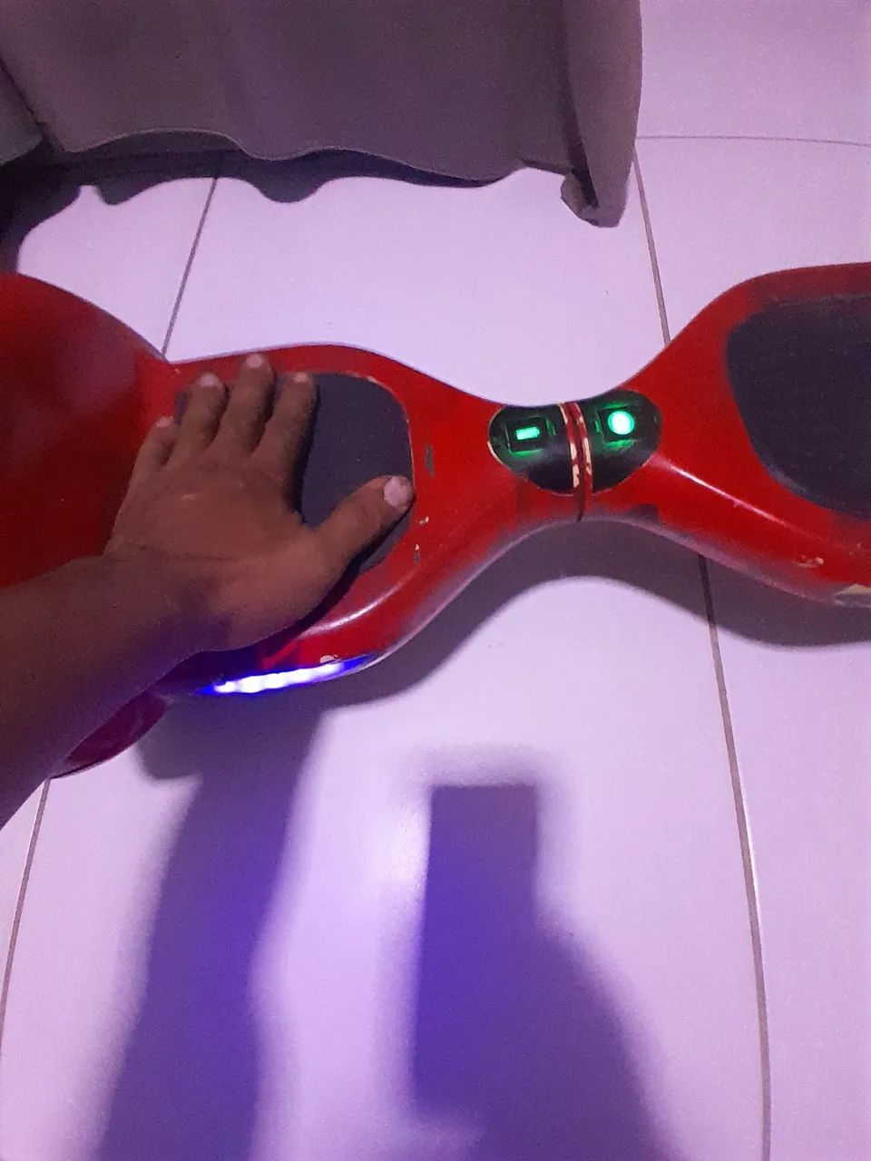 Hoverboard squete eletrico de 10 polegadas funcionando normalmente é só subir e andar.