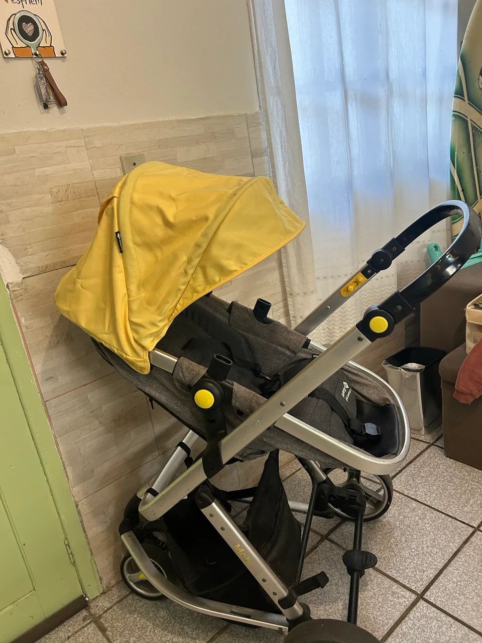 Carrinho de Bebê Safety 1st Mobi Cinza com Capota Amarela - Ótimo Estado - Foto 4