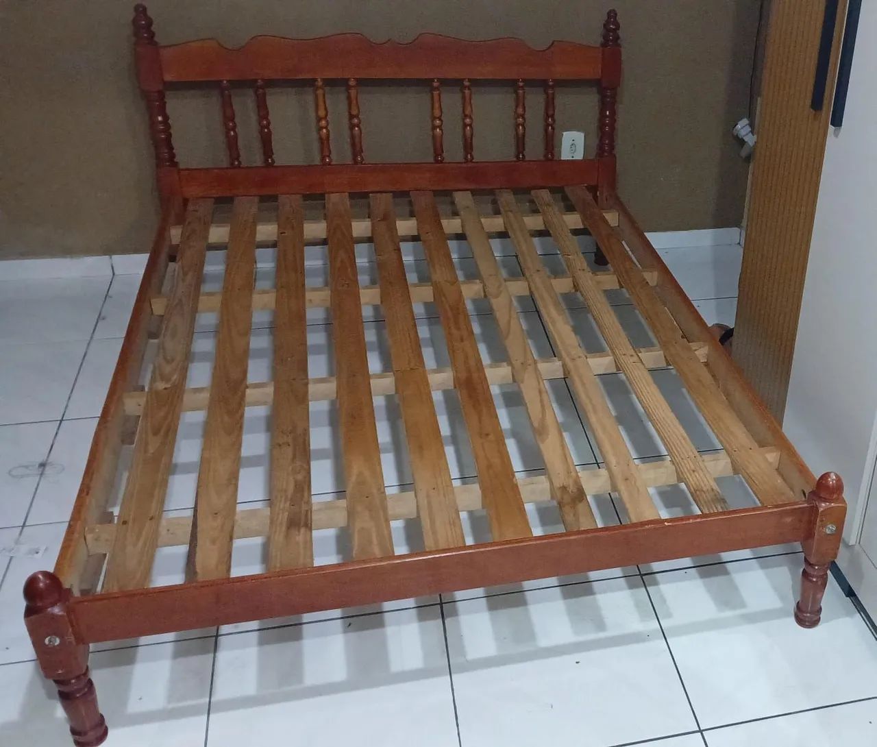 Cama de casal em madeira 