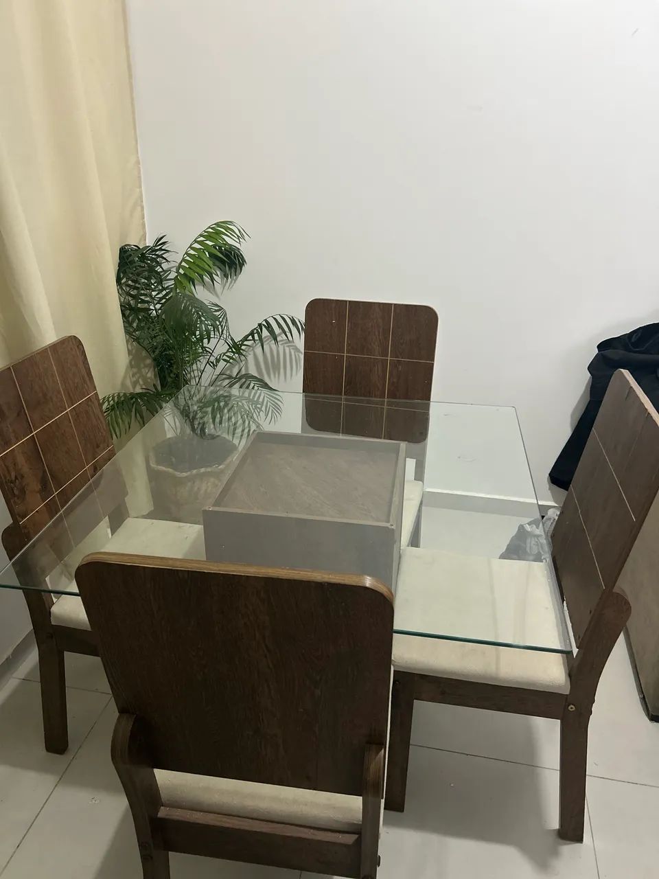 Mesa jantar de vidro com 4 cadeiras estofadas  - Foto 2