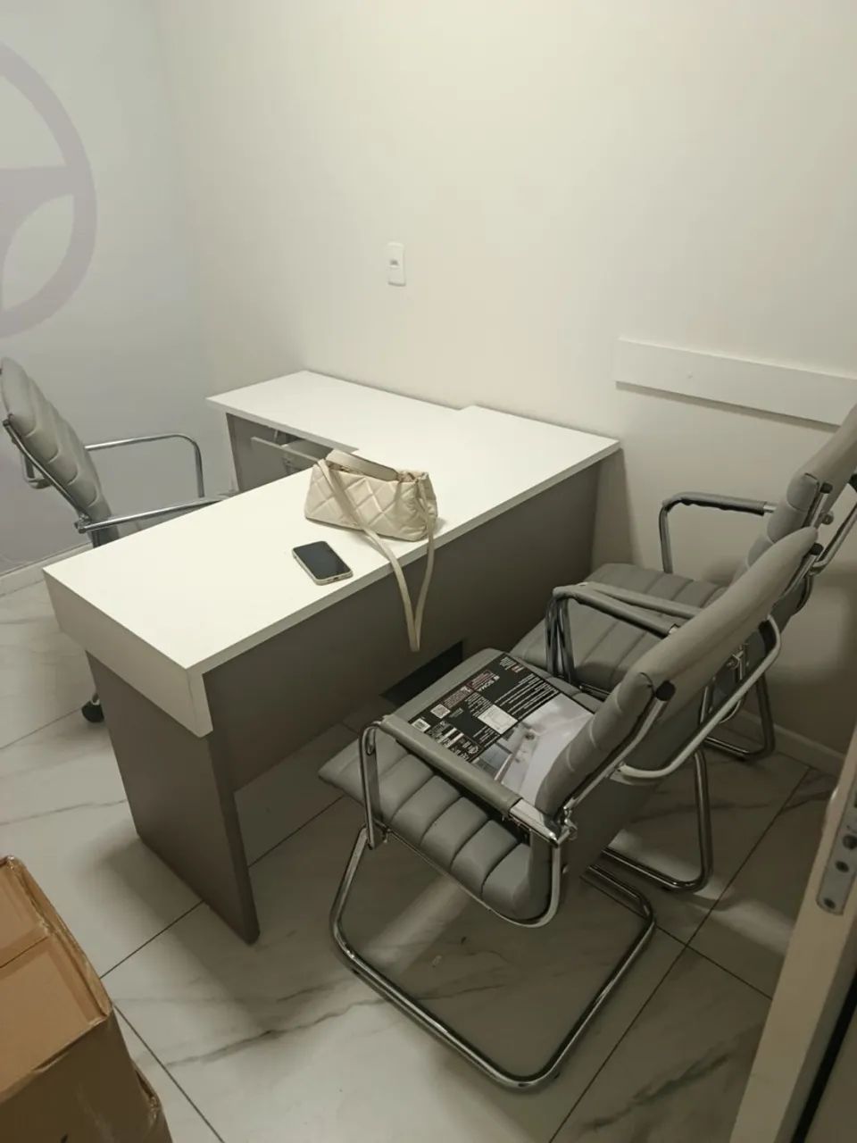Mesa para escritório com gavetas e portinha 