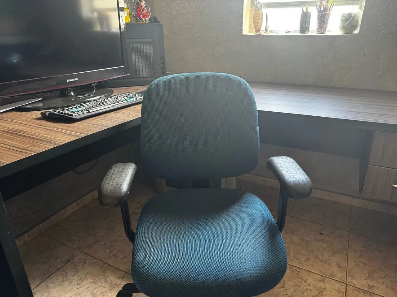 Mesa em L e cadeira