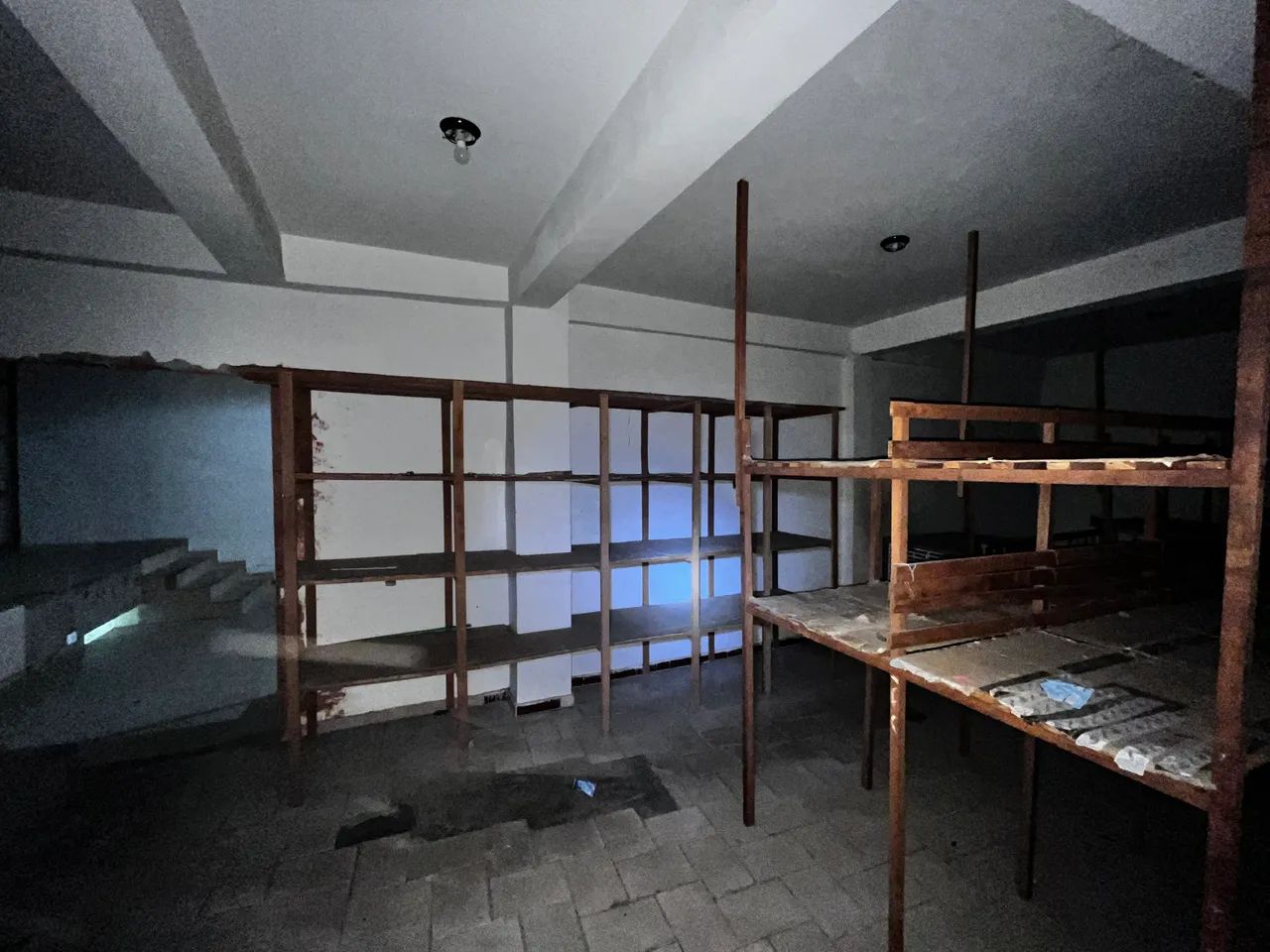 Estrutura de prateleira de madeira - Foto 5
