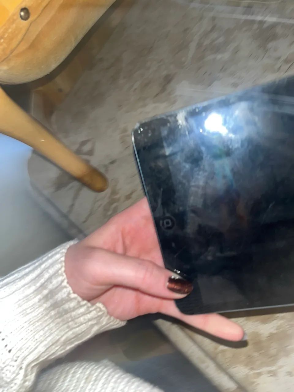 iPad mini preto com Wi-Fi, com a tela trincada 