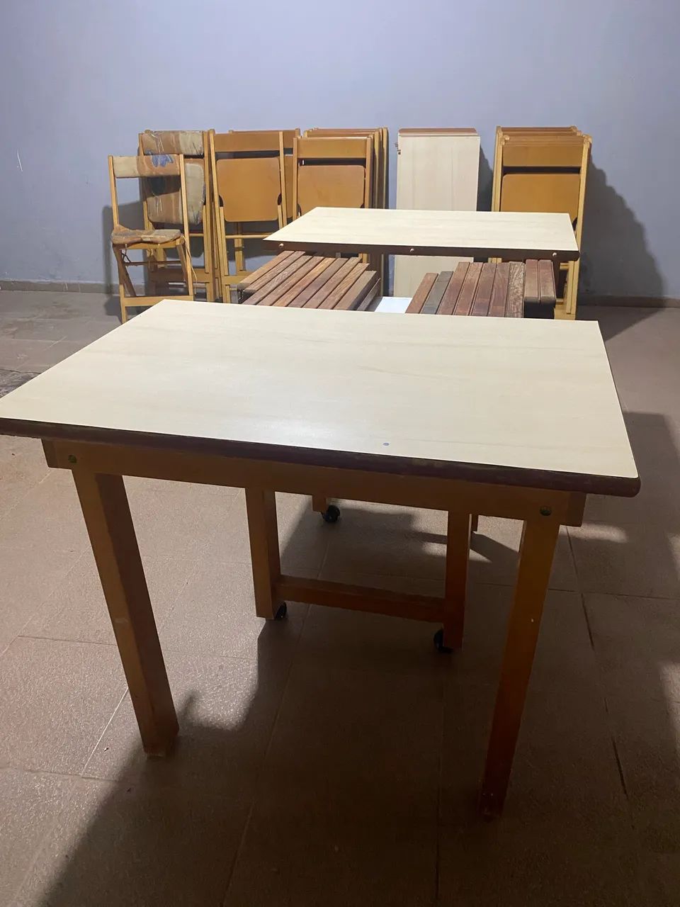Mesa extensível com 24 cadeiras
