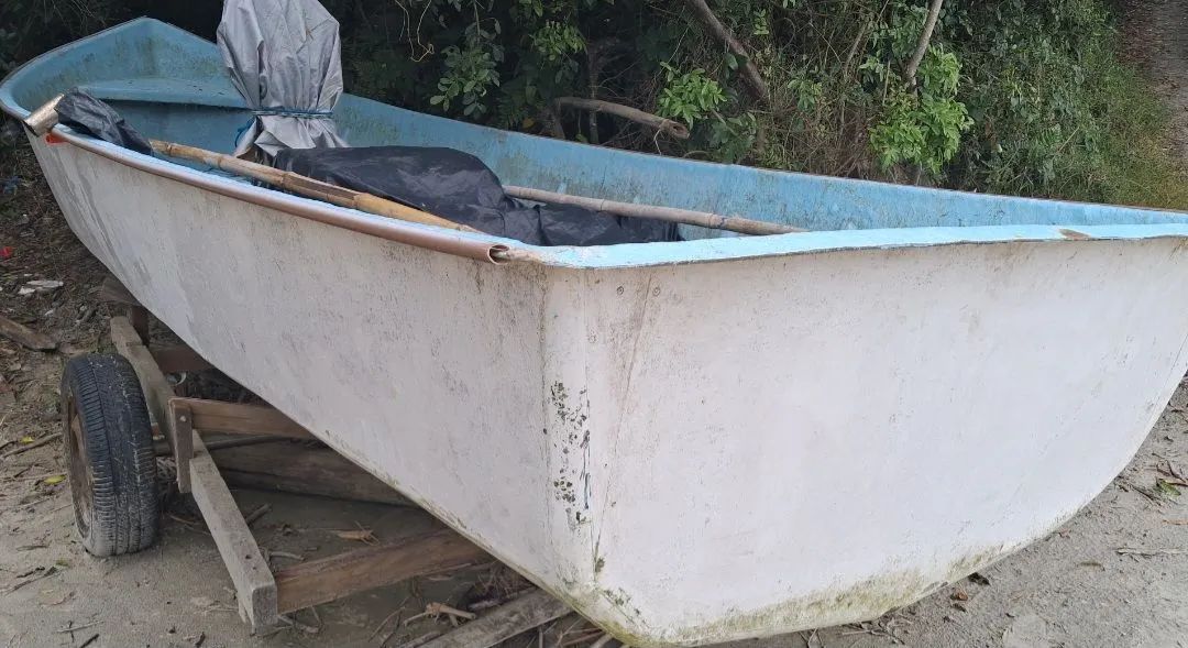 Barco de fibra 13hp casco rigido encavernado. - Foto 4