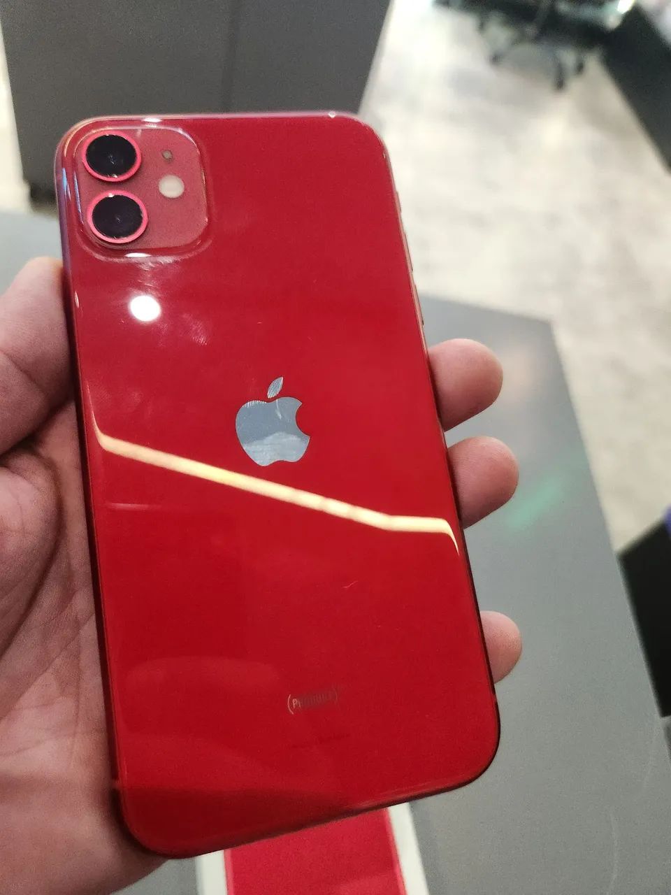 Vendo Iphone 11 256gb Vermelho com caixa - Foto 2
