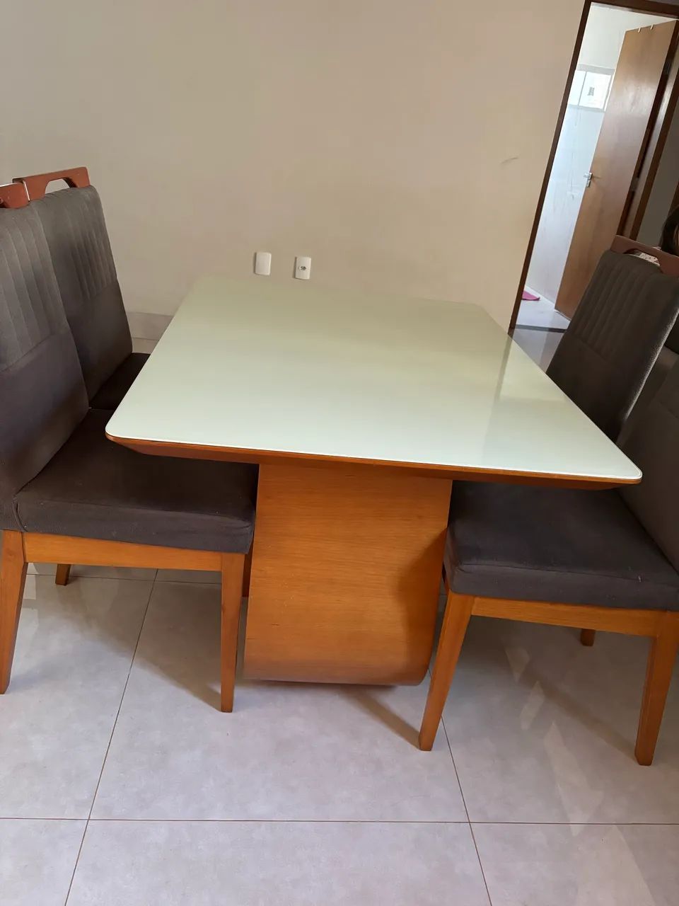 Vendo mesa 4 lugares madeira nobre 