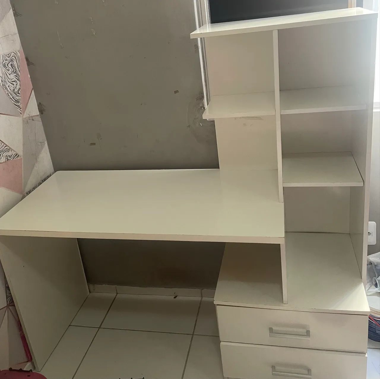 Escrivaninha com Prateleiras e 2 gavetas 