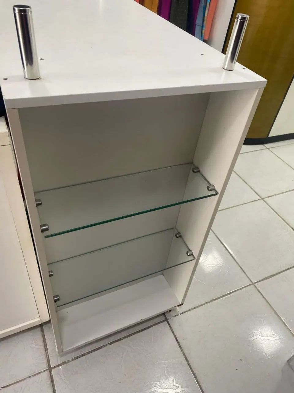 Expositor de roupas em MDF ( POSSUI UMA TAMPA DE VIDRO) - Foto 3
