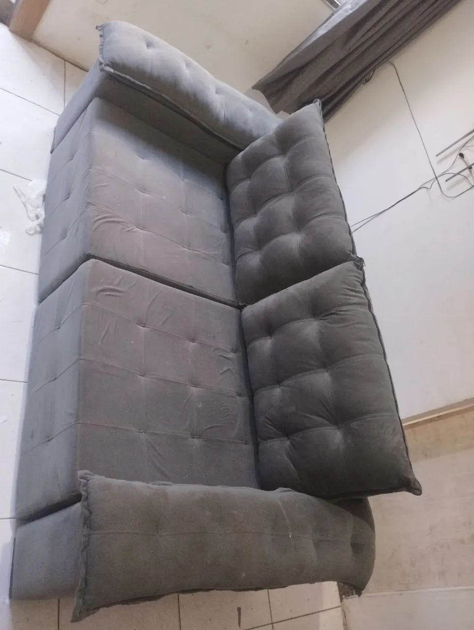 Sofá cama ,tipo retrátil ,bem grande e espacoso