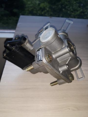 Válvula relé c/solenoide Scania P124 e R114 - Foto 4