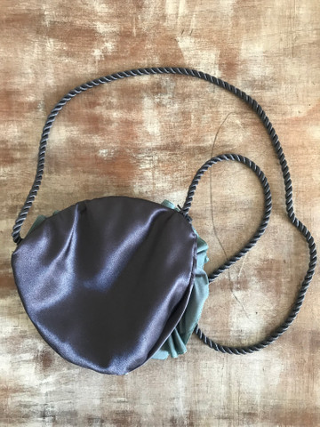 Bolsa de veludo com flor - Foto 3