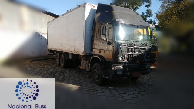 CAMINHÃO IVECO BAÚ COM PLATAFORMA