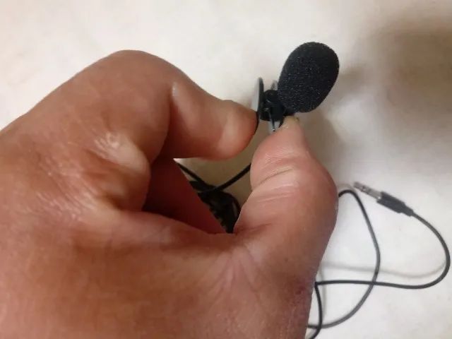 Microfone de lapela novo com pino do tipo P2 