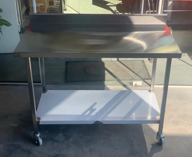 Mesa em inox com prateleira lisa e com rodízio nos pés - Foto 2