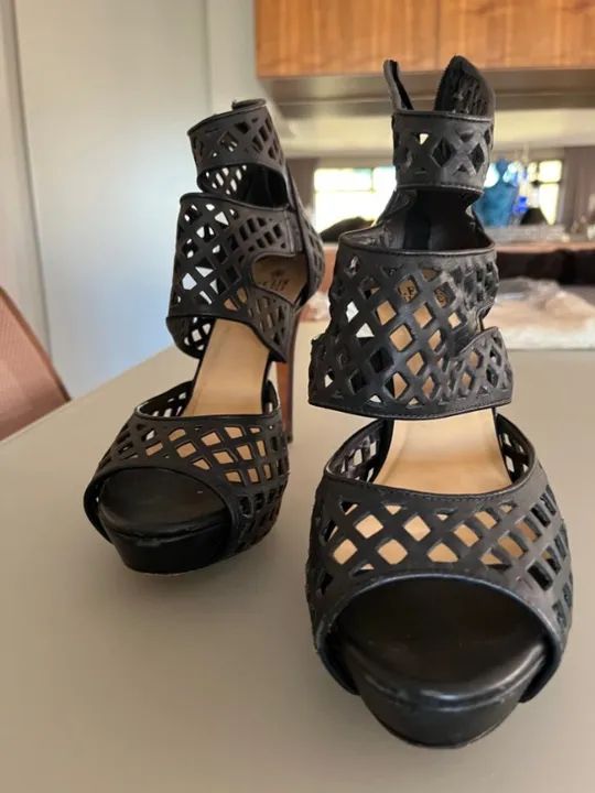 Sandália preta Marca Le Lis Brancs numero 39 usada uma unida vez favor ligar  - Foto 2