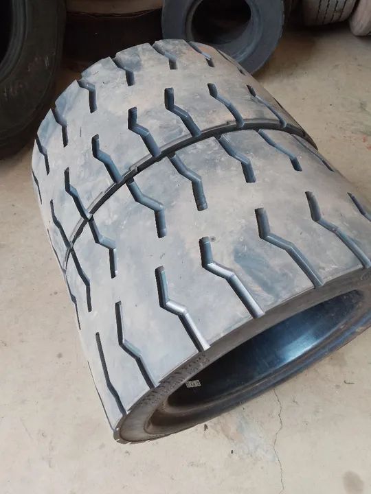 Vende-se 2 pneus usados maciço na medida 355/45-15 ou 28x12.5-15  - Foto 2
