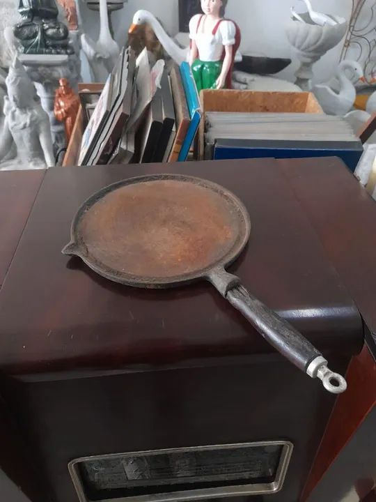 Frigideira antiga de ferro fundido 